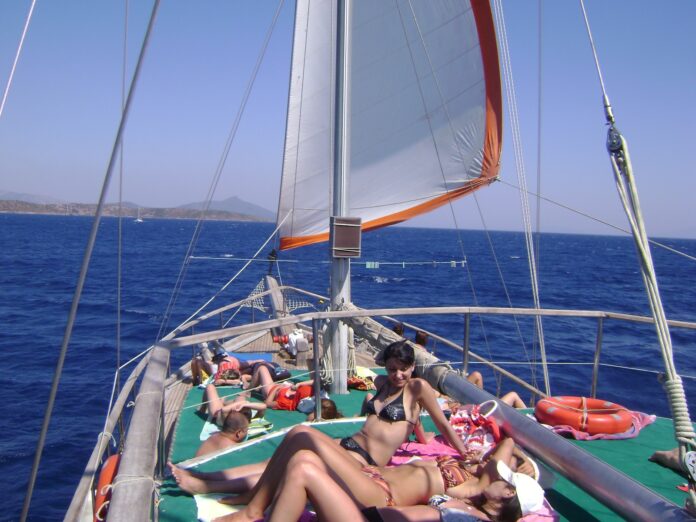 GÜMBET BOAT TRIP WITH THE LEGENDARY SAILING GULET TOPAL KAMIL