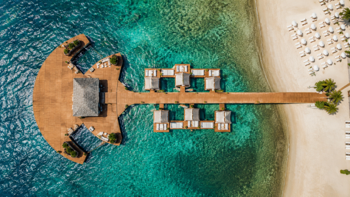Villa Azur Yalıkavak Bodrum luxury beach club with elegant sunbeds, crystal-clear Aegean Sea, stylish Mediterranean restaurant, turquoise waters, and premium seaside atmosphere in Yalıkavak, Bodrum.